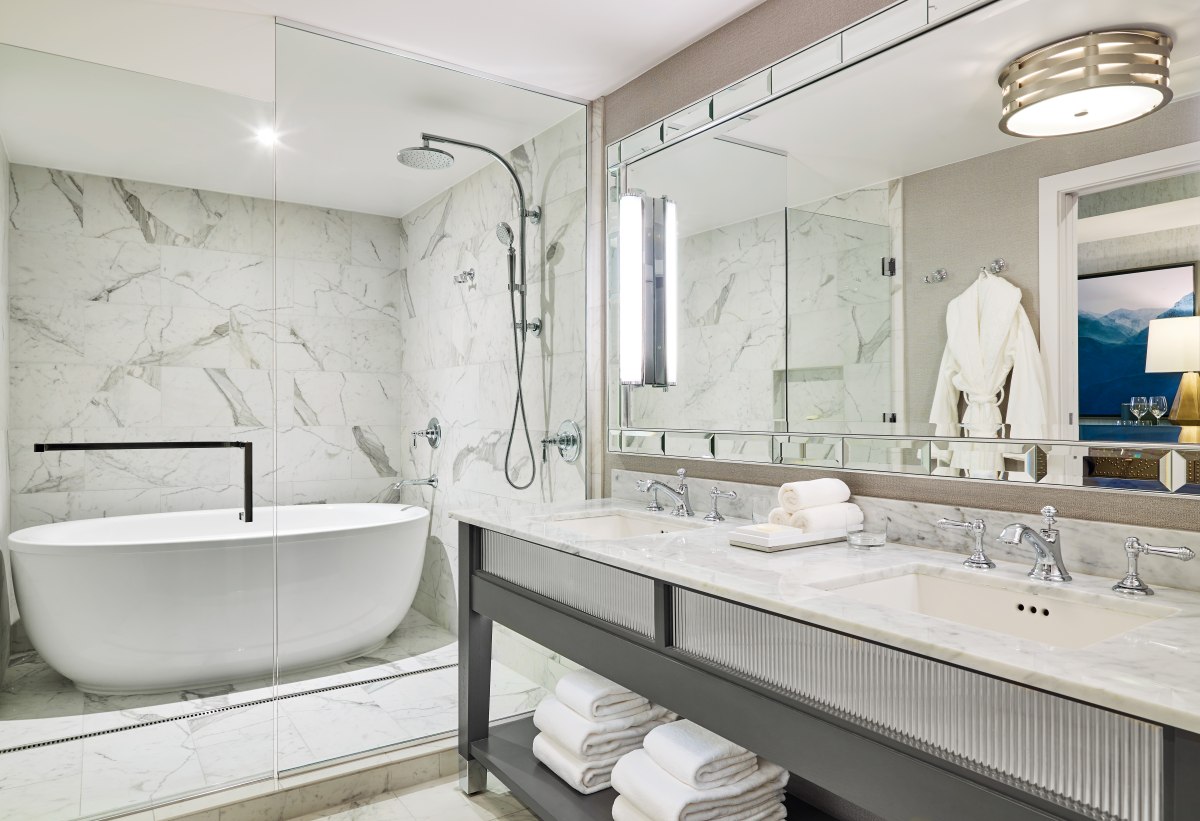 Grand Hyatt Vail - bathroom with bath tub